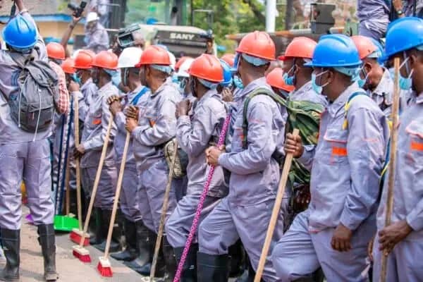 elie_kashama's tweet photo. 🛑KINSHASA_COUP_DE_POING
Dans le cadre de l’opération Coup de poing, lancée par le gouverneur de la ville #Daniel #Bumba #Lubaki , pour débarrasser Kinshasa de toutes ses immondices, le génie militaire, un des services des Forces armées de la RDC, a débuté des travaux sur... https://t.co/SjSsPMS7BA