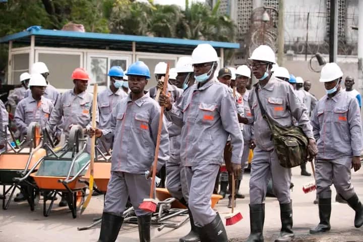 elie_kashama's tweet photo. 🛑KINSHASA_COUP_DE_POING
Dans le cadre de l’opération Coup de poing, lancée par le gouverneur de la ville #Daniel #Bumba #Lubaki , pour débarrasser Kinshasa de toutes ses immondices, le génie militaire, un des services des Forces armées de la RDC, a débuté des travaux sur... https://t.co/SjSsPMS7BA