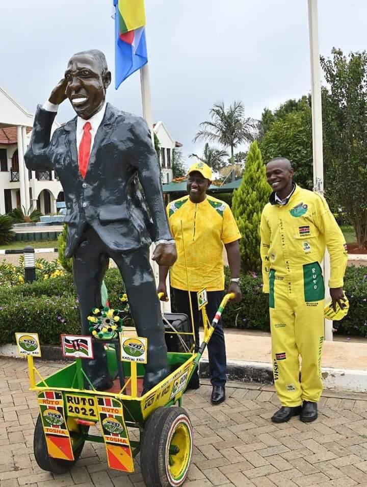 PropesaTv's tweet photo. Nikama tumepata mwenye alipewa tender ya zile scarecrows zilitolewa Eldoret😂 https://t.co/Hd2yK0Dlk6