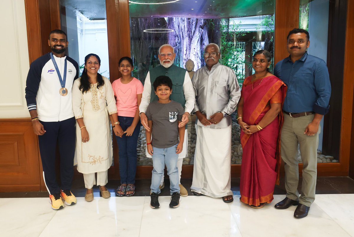 16Sreejesh's tweet photo. The best day of my family 🥰

Thank you @narendramodi sir 🙏

#a #day #with #PM #of #india #proud #son #husband #brother #father #thankyou #the #great #leader https://t.co/yqqytgSHli