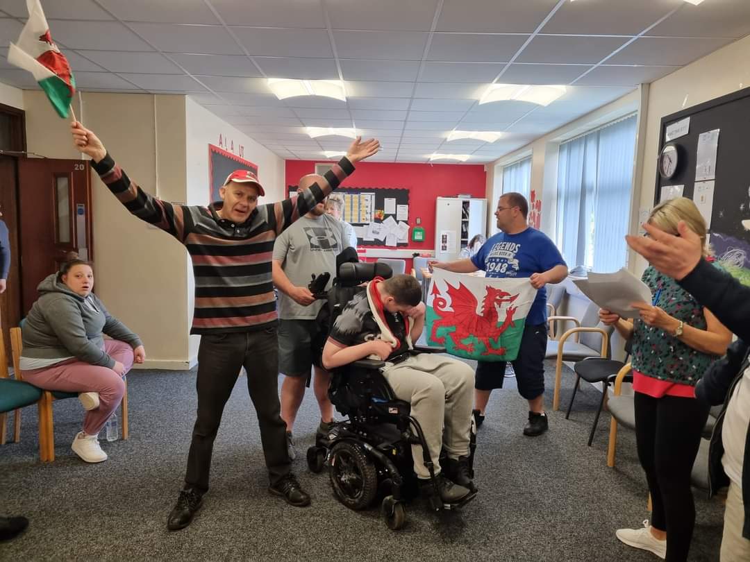 1_forget's tweet photo. ๐ Honouring Welsh legends #TomJones, #ShirleyBassey, and #BonnieTyler in #TimeMachineChronicles, funded by @celfcymruarts and @the_national_lottery_funding. Having a blast! #WelshLegends #CulturalIcons #WelshCulture https://t.co/rUGIaspPta