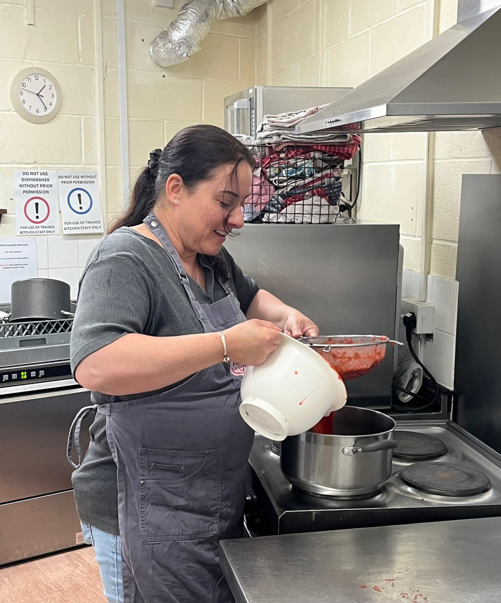 VillKitchenCIC's tweet photo. Volunteers make Village Kitchen happen every single week and you could be one too! 👏

We have a brilliant army of volunteers who ensure that seniors have access to hearty, home cooked and nutritious meals.

Join our team today 👇
🔗 https://t.co/2p6bU5xuy1
📲 07830 220375 https://t.co/AMJDLupAsS