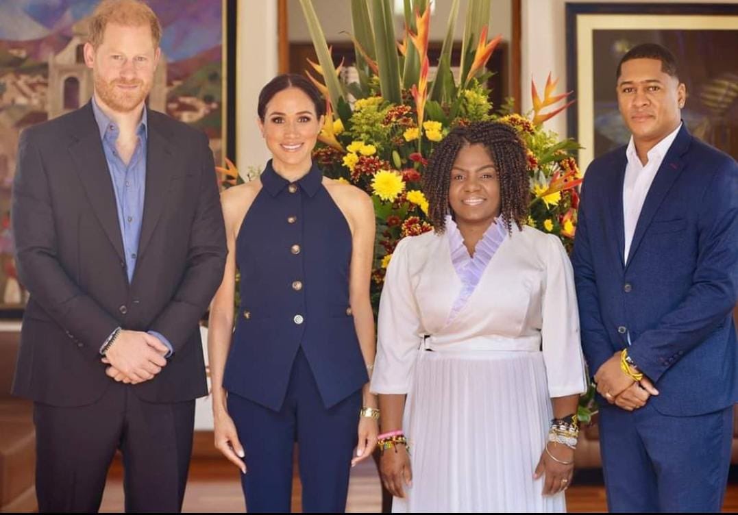 danyhurtado99's tweet photo. Meghan Markle, la woke fracasada de Hollywood, esposa del pelirrojo estúpido, fracasado, inseguro y perdedor de Harry, despedazó a la familia real de Inglaterra con miles de años de tradición. 

La otra tarada analfabeta es Francia Márquez y está acabando con Colombia también con su vagancia e ignorancia. 

Que circo tan ridículo es el petrismo. Es de no creer. Jajajajaja 😂😂😂 es abominable!!!!!!