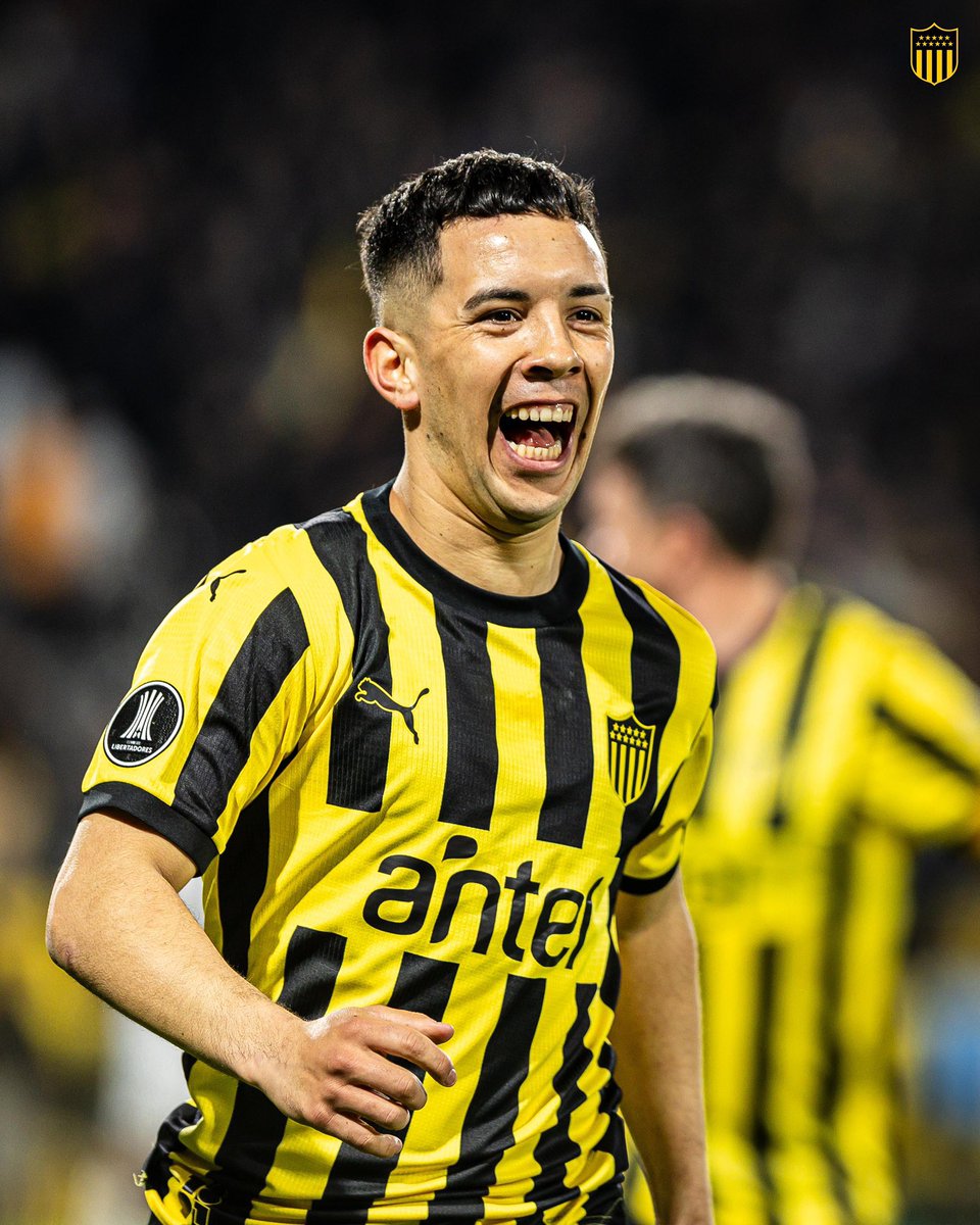 detectiveAUF's tweet photo. El demente este jugó 30 partidos con Peñarol, 28 G+A. 
Hace tanto no se veía a alguien desnivelar tanto con la camiseta de un club uruguayo, disfrutemos de las pinceladas que le queden en nuestro país. 
Un artista 🖌️ https://t.co/kApWrpReaG
