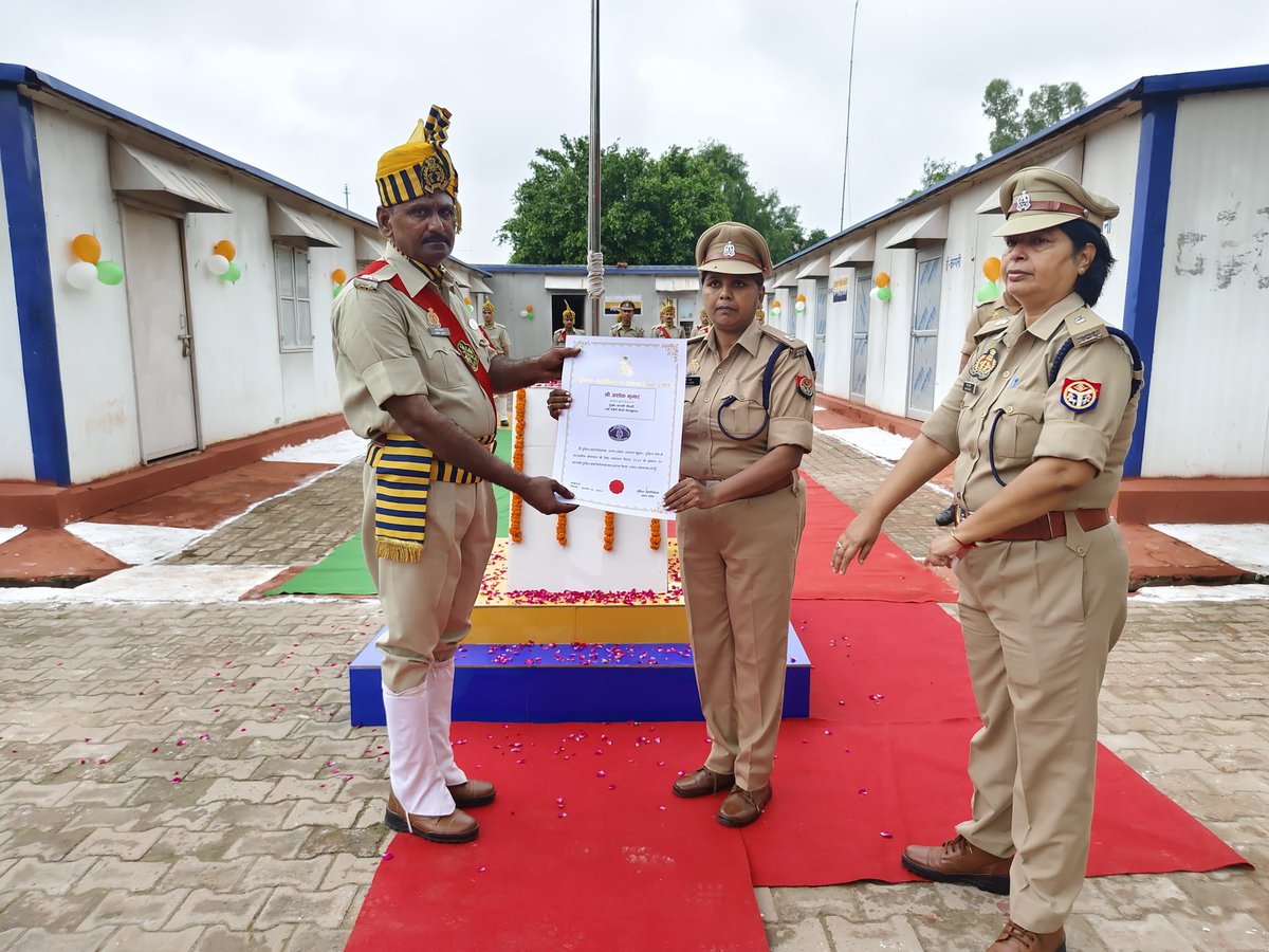 इसी अवसर पर उपसेनानायक महोदय श्रीमती स्नेहलता द्वारा वाहिनी के अधि/कर्म को पुलिस महानिदेशक महोदय द्वारा प्रदत्त प्रशंसा चिन्ह (सिल्वर) प्रदान करते हुए बधाई एवं शुभकामनाएं दी तथा इनके उज्ज्वल भविष्य की कामना की तथा वाहिनी में उपस्थिति सभी अधि/कर्म को मिष्ठान वितरण किया।