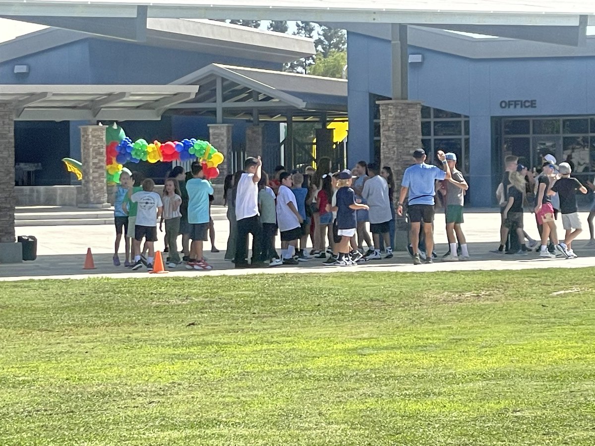 asnavarro2's tweet photo. What a great morning for @VUSD students, staff and administrators!! Our morning at Riverway, Manuel F Hernandez and Denton! #bestfirstdayever @AdrianLeal71 @visaliausd https://t.co/Nrmog1DtDv