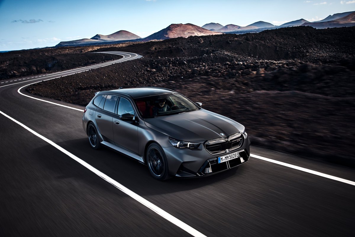 BMWGroupEspana's tweet photo. Llega el #BMWM5Touring, el tercer BMW M potenciado por el sistema M HYBRID, con una potencia máxima de 727 CV y un par máximo de 1.000 Nm. El lanzamiento al mercado será en noviembre de 2024; se producirá en la planta del Grupo BMW en Dingolfing.

#BMWM https://t.co/IwABHsdfXi