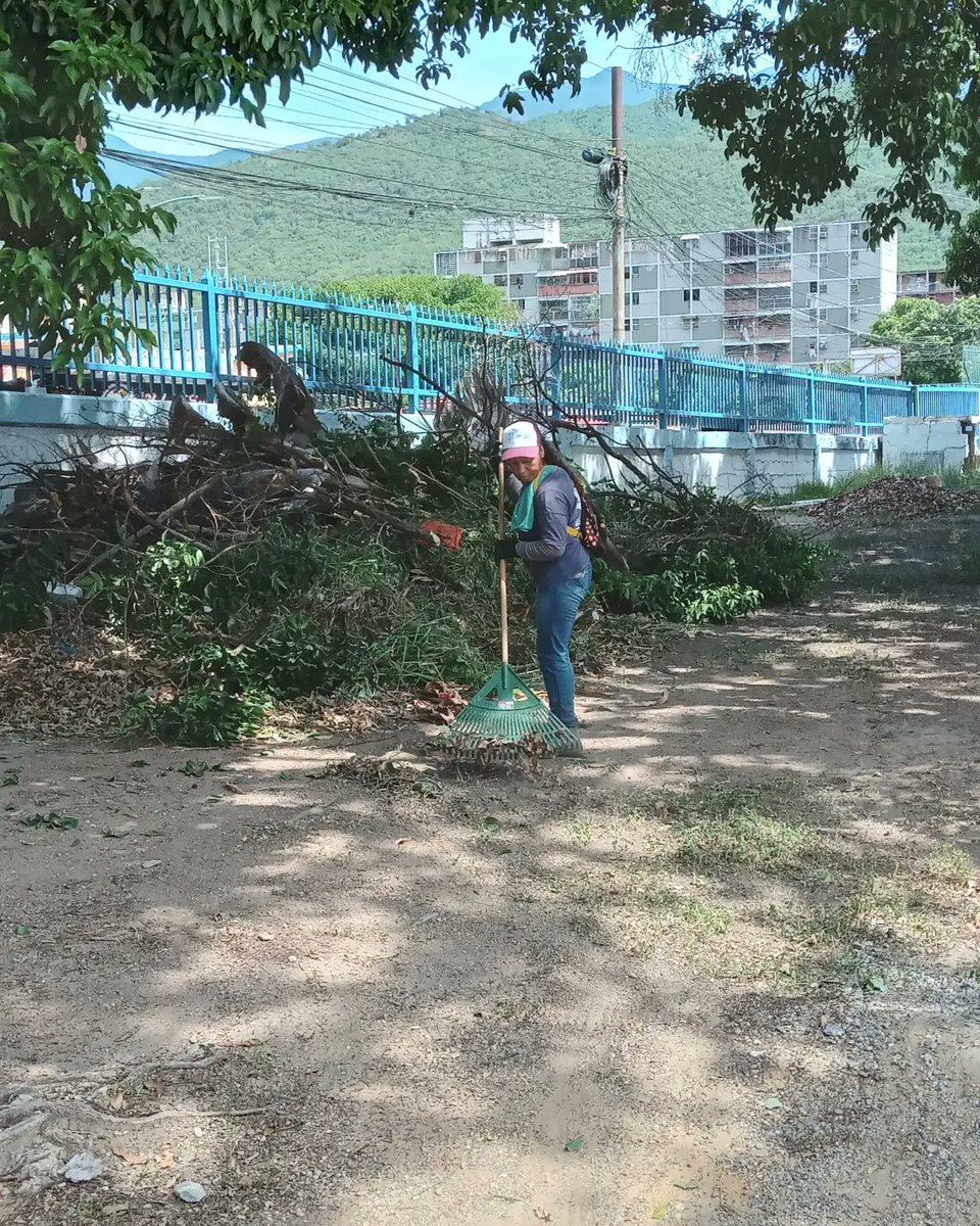HIvss's tweet photo. #15Ago | Con el apoyo de la Alcaldía Bolivariana del municipio Ambrosio Plaza, se hizo posible jornada de desmalezamiento y limpieza de las áreas externas del Hospital Dr. Luis Salazar Domínguez.

#ElAlgoritmoNoMeUsa
@NicolasMaduro 
@MagaGutierrezV
@Somosivss https://t.co/A9lCb59hx5