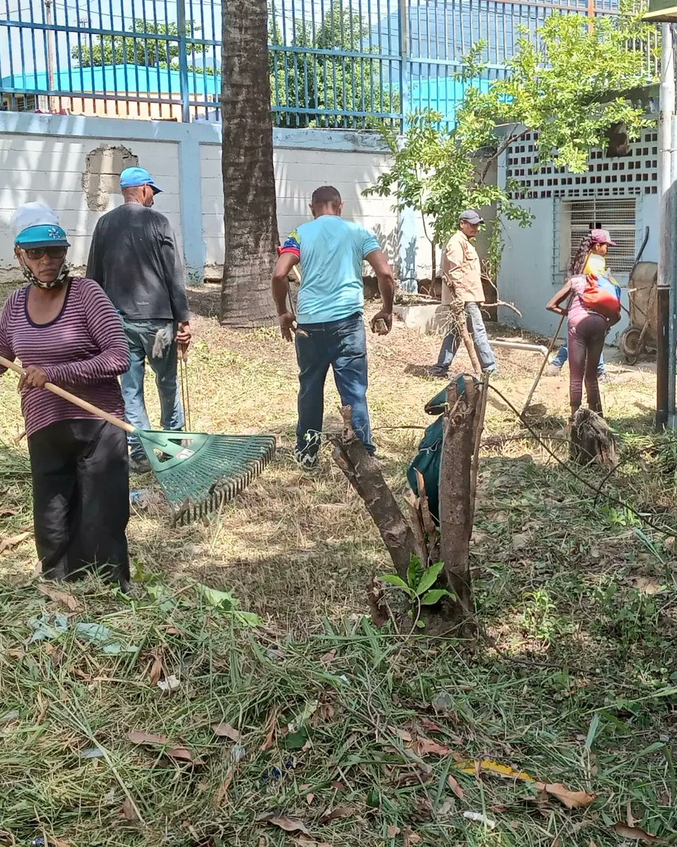 HIvss's tweet photo. #15Ago | Con el apoyo de la Alcaldía Bolivariana del municipio Ambrosio Plaza, se hizo posible jornada de desmalezamiento y limpieza de las áreas externas del Hospital Dr. Luis Salazar Domínguez.

#ElAlgoritmoNoMeUsa
@NicolasMaduro 
@MagaGutierrezV
@Somosivss https://t.co/A9lCb59hx5