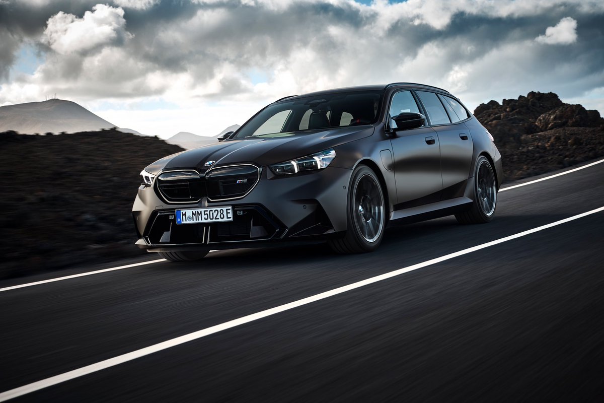 BorjaHormigos's tweet photo. El nuevo BMW M5 Touring cuenta con un sistema M HYBRID, en el que se combina un motor V8 de 4,4 litros con un motor eléctrico que está integrado en el cambio M Steptronic de ocho velocidades. Ambos generan una potencia máxima de 727 CV y un par máximo de 1.000 Nm. https://t.co/SmgstxCna4