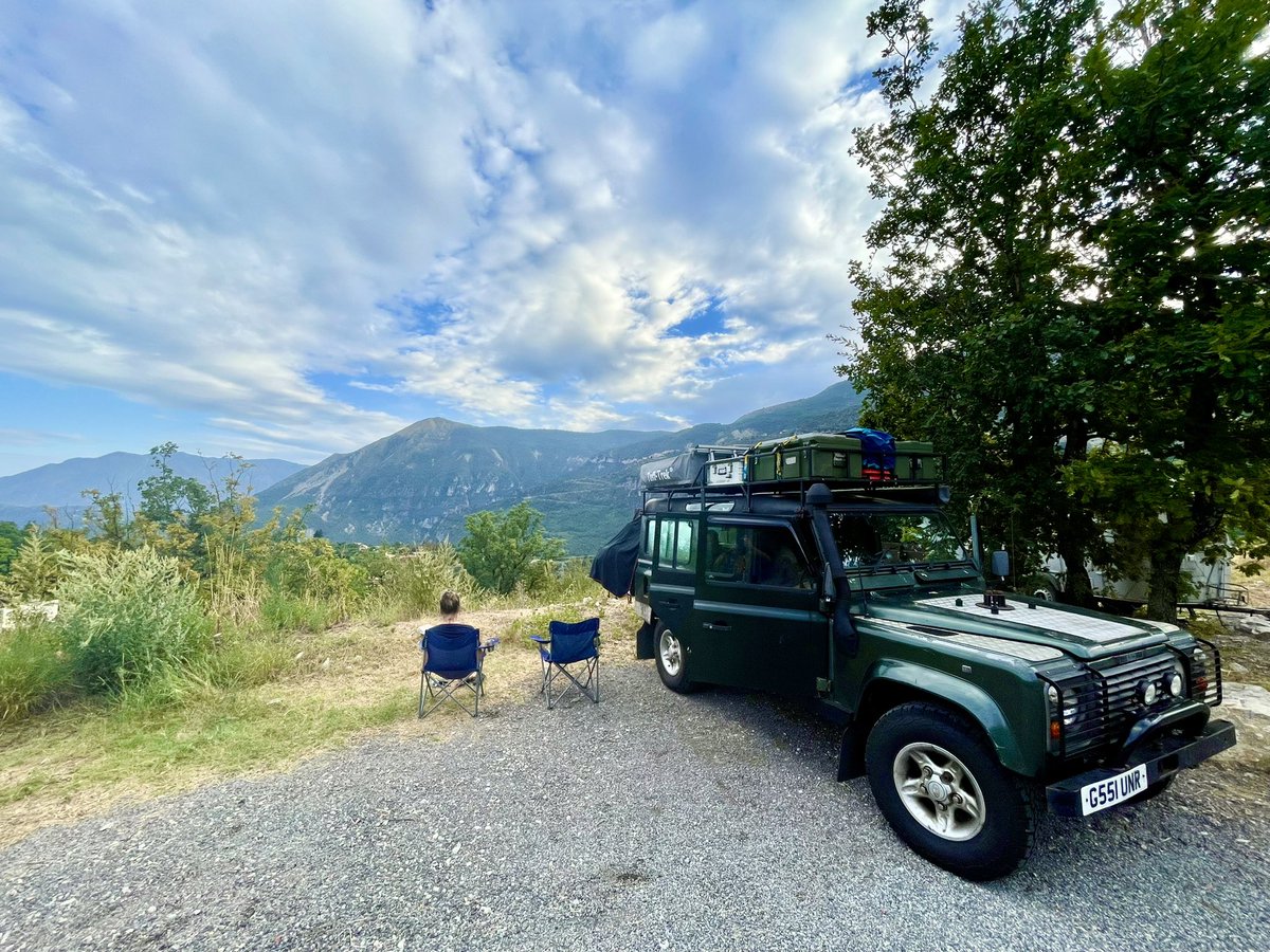 A hard days driving in a top heavy 35 year old Land Rover following the #routedesgrandesalpes with triathlons and sponsored cycle rides making following the route difficult from #briancon. Now #stealthcamping with the best 🏔️ views #bonnenuit