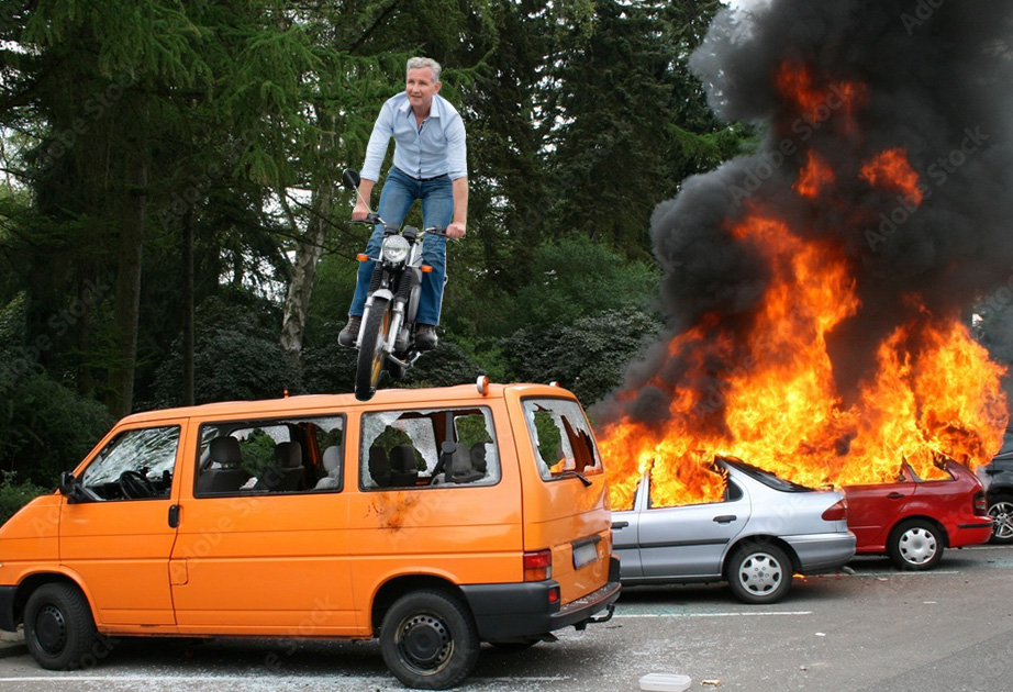 Höcke ist auch über 4 Autos gesprungen ist. 
Ohne Helm!

Voll stark!