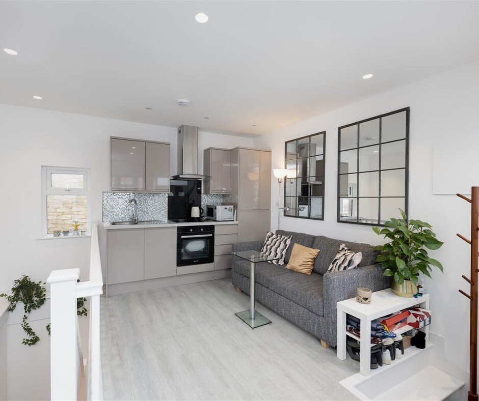Homecastle_'s tweet photo. Delightful one-bedroom ground floor Split level conversion maisonette ~ a true gem waiting to be discovered 💎

📍 Woodside Road #SE25
🛌 1 Bedroom 
🔥 Modern features inc underfloor heating

Please get in touch if you would like full information or to arrange a viewing https://t.co/YlXmF0xSVv