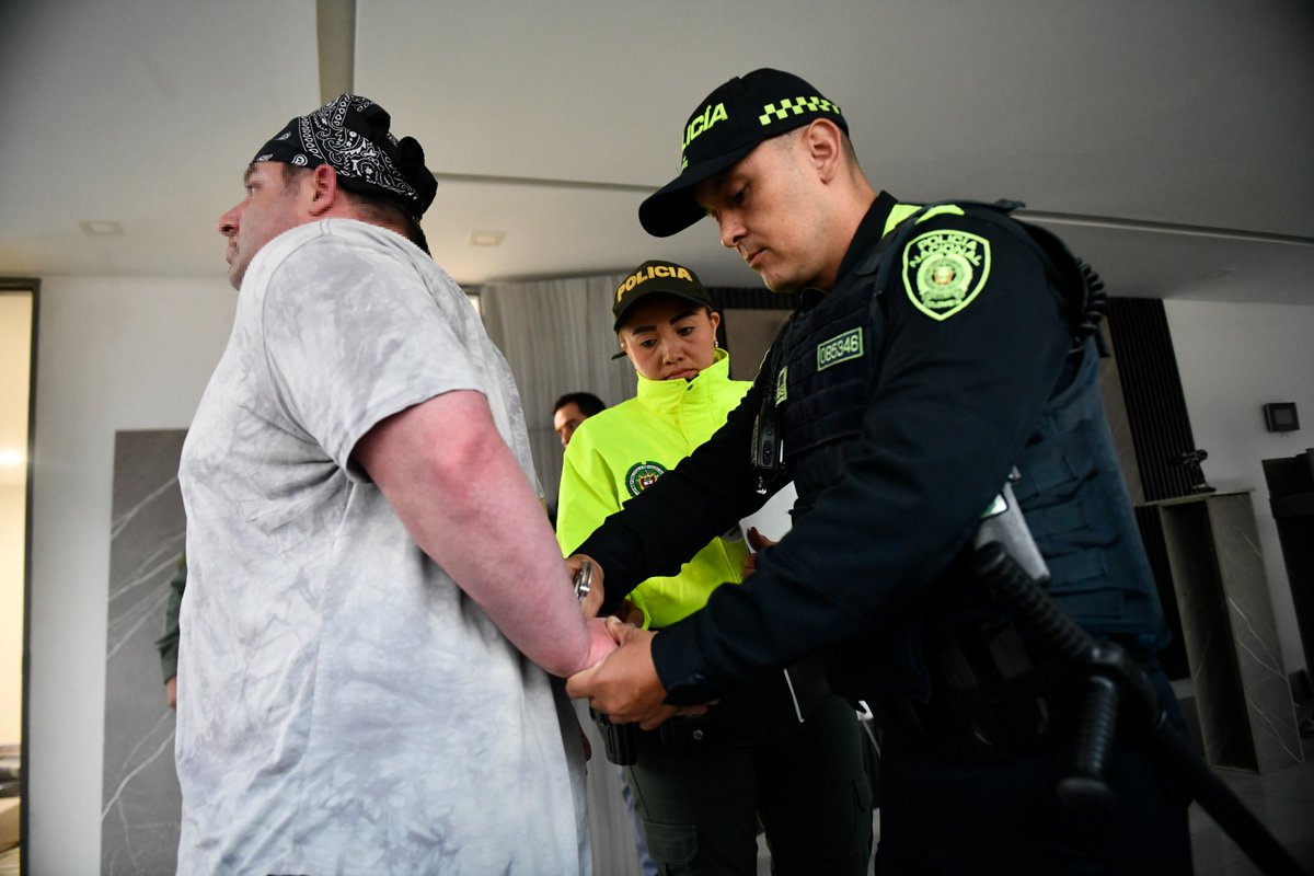 Ayer, un juzgado en Medellín condenó a quince años y seis meses de cárcel al exmilitar 🇺🇸 Dominick Divencenzo por delitos sexuales contra menores de edad.

El estadounidense había sido capturado el pasado 26 de febrero en su apartamento en La Floresta. 🧵 con detalles del caso⤵️: