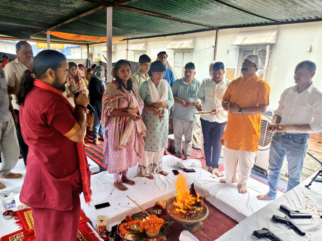 15अगस्त2024 को वाहिनी के 19वें स्थापना दिवस के शुभ अवसर पर उपसेनानायक महोदय श्रीमती स्नेहलता सहायक सेनानायक श्रीमती ममता कुरील व सहायक सेनानायक श्री अनिल कुमार यादव की गरिमामयी उपस्थिति में वाहिनी मुख्यालय में हवन व शस्त्रों का विधिपूर्वक पूजन किया गया।