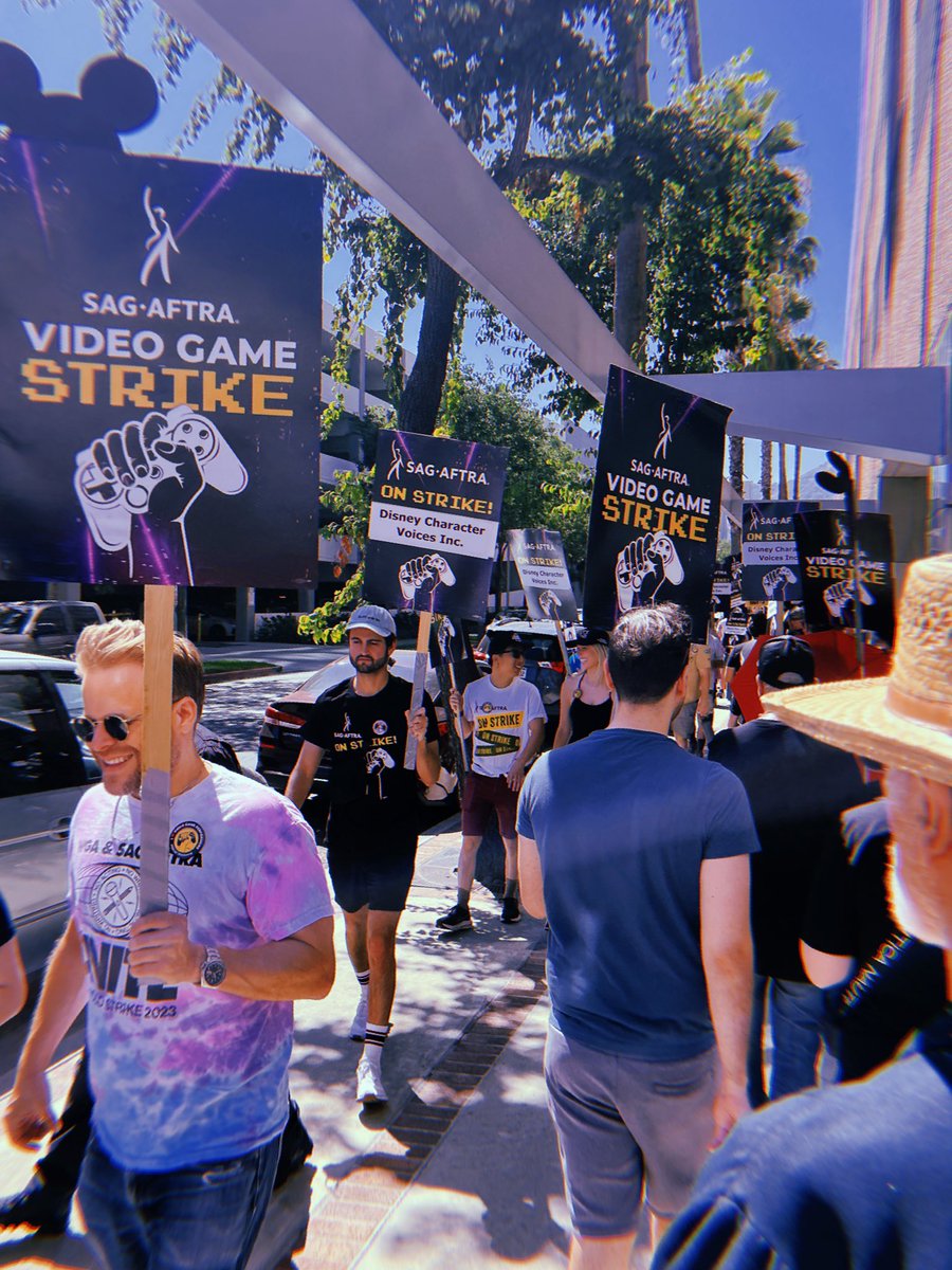 SOLIDARITY IS DELICIOUS! 

<a href="/dsa_losangeles/">DSA-LA 🌹</a> is proud to help sponsor a free food truck today as <a href="/sagaftra/">SAG-AFTRA</a> Video Game Workers ON STRIKE picket outside Disney Character Voices Inc. in Burbank! #NoBotsInTheBooth!