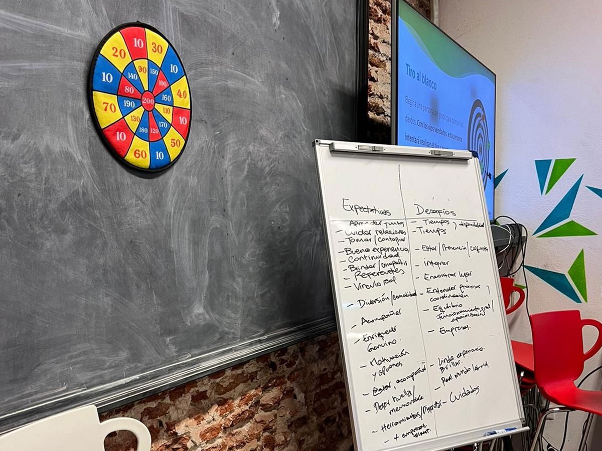 animadual's tweet photo. ¡Este martes compartimos una nueva jornada de Inducción a Tutores y Tutoras! 💪🏼

Agradecemos a #AMS, #BERKES, @FarmashopUY, @Hikko, @merckgroup, @TeamRentaCar, #TEYMA y #WILDFI por el compromiso y la calidez 💟 https://t.co/027SxzsR2f