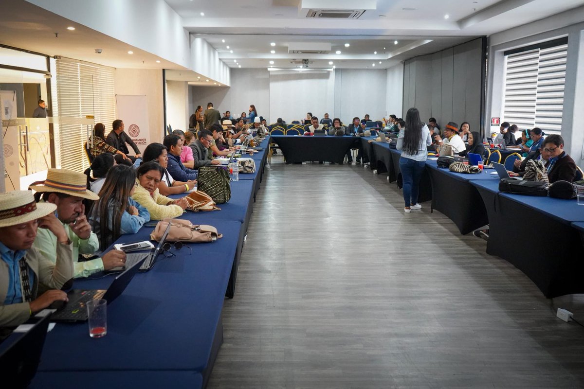 MPCindigena's tweet photo. #InformativoMPC | Hoy, 15 de agosto, da inicio el espacio autónomo de la sesión #6 – 2024 de la Mesa Permanente de Concertación con los Pueblos y Organizaciones Indígenas (MPC), ampliada con la participación de la Comisión de Derechos Humanos De Los Pueblos Indígenas (CDDHHPPII)
🕊️En este espacio, se han encuentran delegados, delegadas y autoridades de las organizaciones del movimiento indígena colombiano que tienen representación en la MPC. El propósito es socializar el avance en la implementación de los acuerdos de la consulta previa por parte de la Jurisdicción Especial para la Paz (JEP), la Unidad de Investigación y Acusación (UIA), y la Unidad de Búsqueda de Personas Dadas por Desaparecidas (UBPD). Además, se presenta un balance de la implementación de las recomendaciones contenidas en el informe final de la Comisión de la Verdad, según lo reportado por el Comité de seguimiento.
🗣️Se expresa la preocupación de que, como pueblos indígenas en los territorios, enfrentamos diversas dificultades y que es esencial contar con una mayor claridad sobre el proceso de paz en nuestras comunidades, para garantizar una paz real en los territorios.