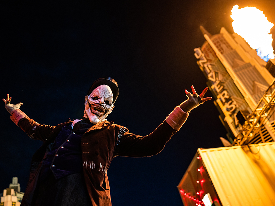 loveslaundry's tweet photo. Guide to Halloween Horror Nights (HHN) at Universal Studios Hollywood https://t.co/G7PuDzOtoI https://t.co/ifiXUolU0M