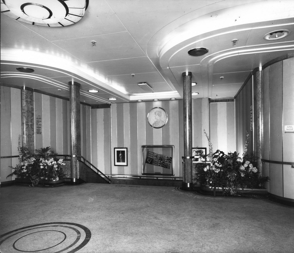 TheQueenMary's tweet photo. 🚢✨ Celebrate the Queen Mary’s 90th Anniversary on Sept 26! 🎖️ Join us for the unveiling of the Queen’s Royal Standard &amp; free ship admission.

🎼 Don't miss a special ticketed performance by Alex Mendham &amp; His Orchestra in the Queen Salon. Black-tie/vintage attire encouraged! https://t.co/IM2R2LbeNs