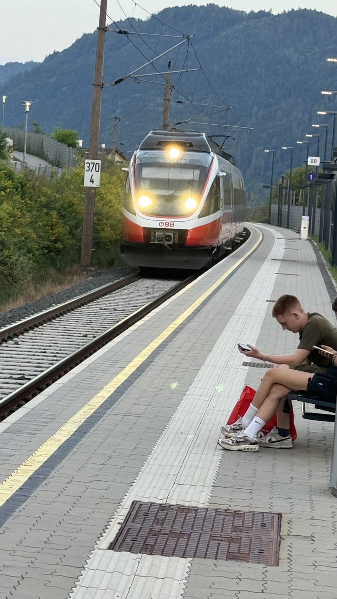 Man fährt wieder Bahn 😎😎

Annenheim --> Villach 

/cc: ⁦<a href="/SeverinKann/">Severin Kann</a>⁩ ⁦@stadtstreunenat⁩ ⁦<a href="/echeloni2p/">Eche|on</a>⁩