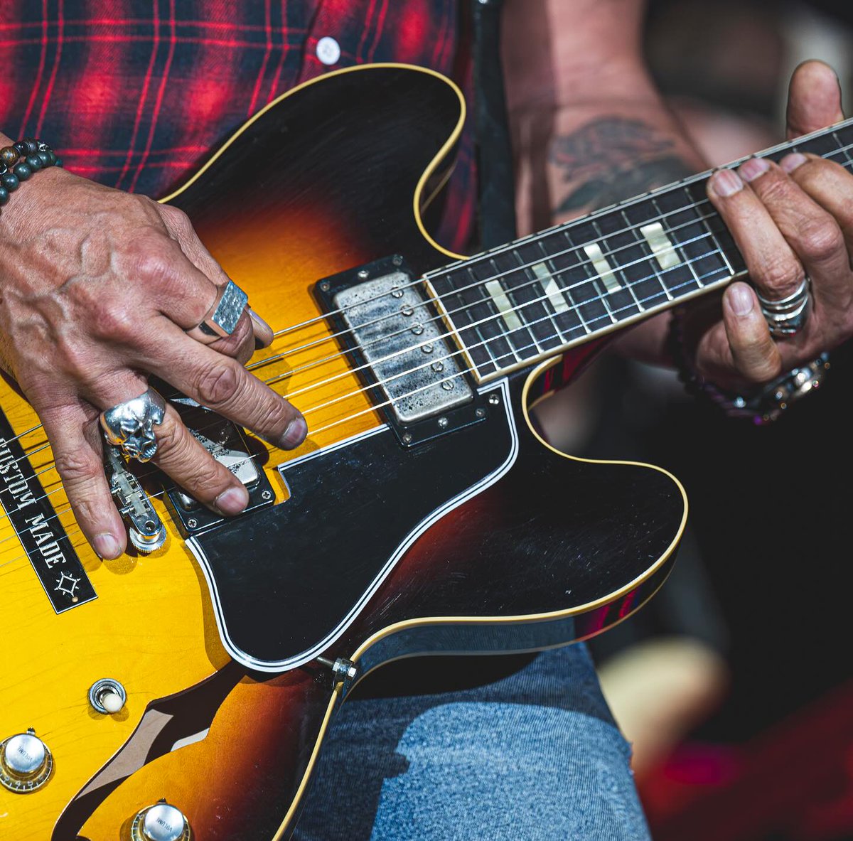 SlashArmyAUT's tweet photo. Magical @Slash pictures from Franklin, 14.08.😎😁🤘✌️🎩🎸
Two show and the tour ends...😵
Photos: Ben Neely
#slash #tashneal #johnnygriparic #teddyzigzag #michaeljerome #bluesball #serpentfestival #franklin https://t.co/1UTyBiBZTs
