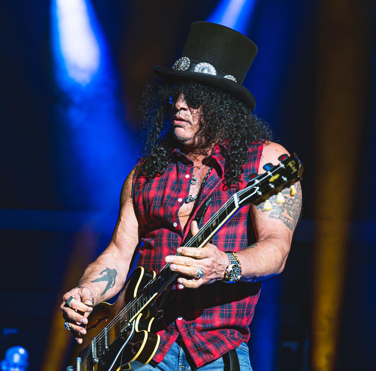 SlashArmyAUT's tweet photo. Magical @Slash pictures from Franklin, 14.08.😎😁🤘✌️🎩🎸
Two show and the tour ends...😵
Photos: Ben Neely
#slash #tashneal #johnnygriparic #teddyzigzag #michaeljerome #bluesball #serpentfestival #franklin https://t.co/1UTyBiBZTs
