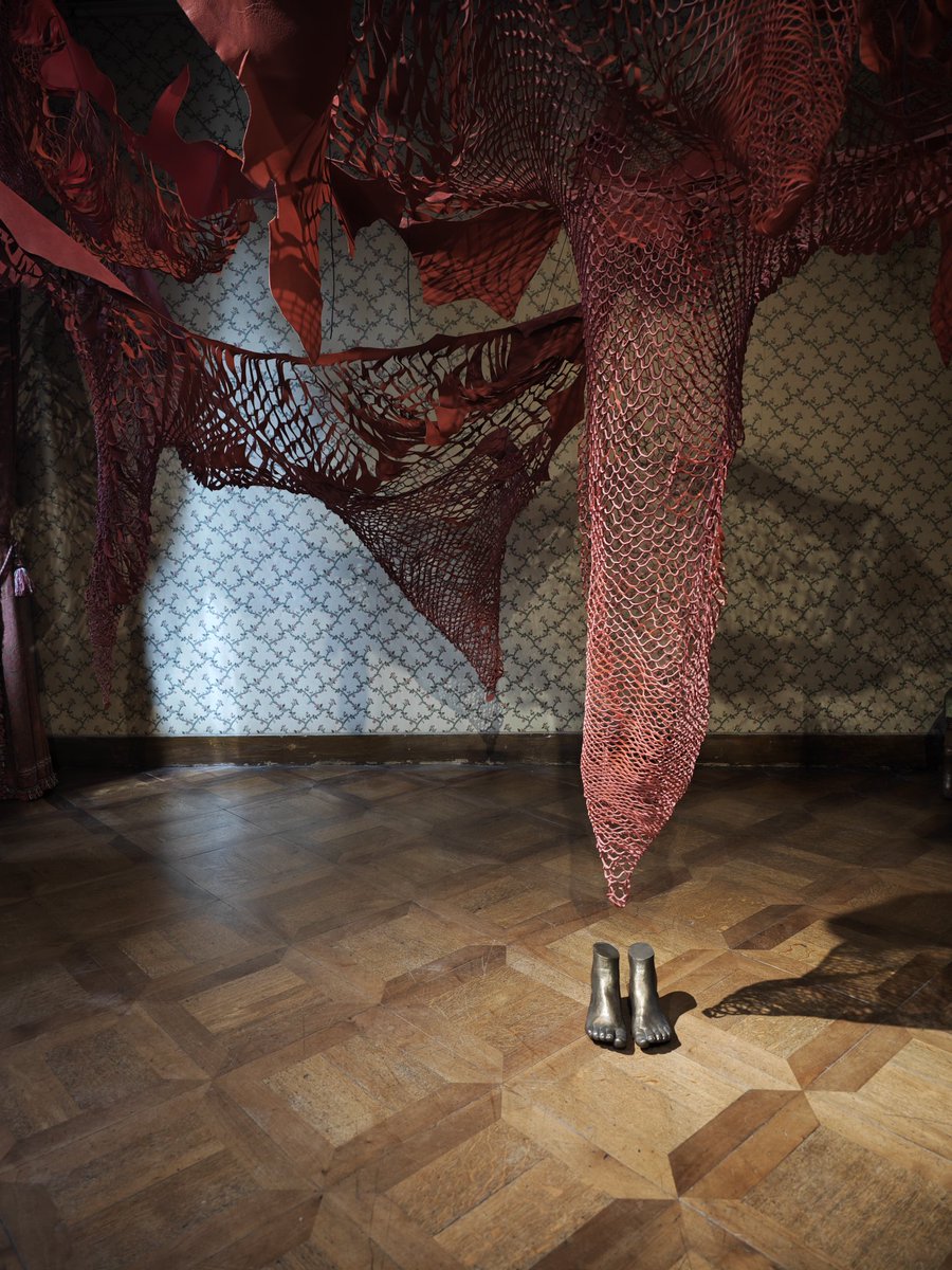 Photosdicidela's tweet photo. Chiharu Shiota et ses fils rouge et noir. https://t.co/T39vyuI6AB