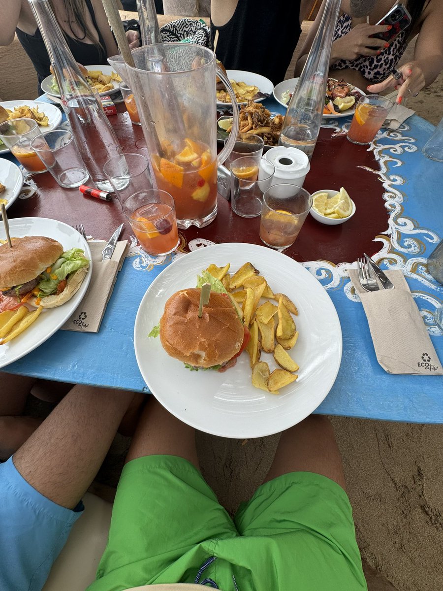 domepalmiero's tweet photo. Mar, burgers y (poco) sol ⛅️🏖️🥳
#Ibiza #calacomte #ferragosto https://t.co/qTEZhmfGtR