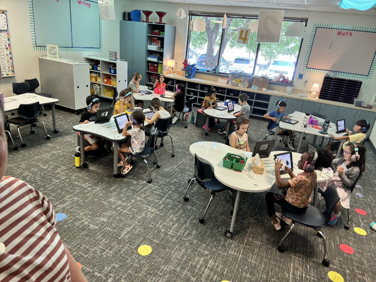Mrs. Prahl’s class learned how to use the iPad and practiced scanning their clever badge!