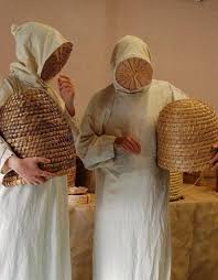 @hon3yeaters please please. beesss. apiarist jsvng <3 
can i show how freaky mediaeval beekeeping get up was.