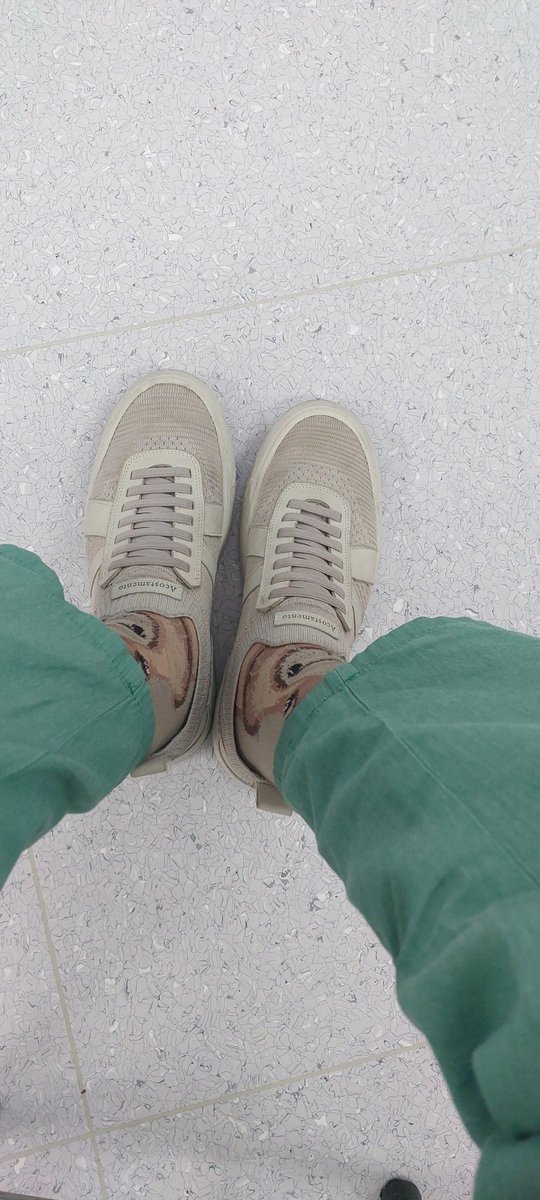 palopoliv's tweet photo. Esquecer o crocs e orar durante as 2 citorreducoes de ovario para não cair sangue no seu tênis novo https://t.co/KFNrTmgb7p