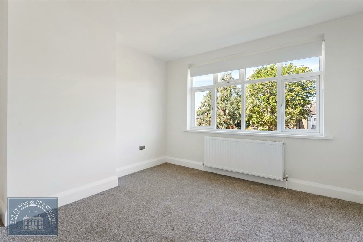 DEVON CLOSE, #BUCKHURSTHILL

3 bedroom, 1 bathroom house to rent: £2,800 pcm (Fees apply)

An impressive three bedroom semi-detached home, which has been completely refurbished throughout and is positioned only 0.7 miles from Buckhurst Hill Station.

pettyson.co.uk/property-to-re…