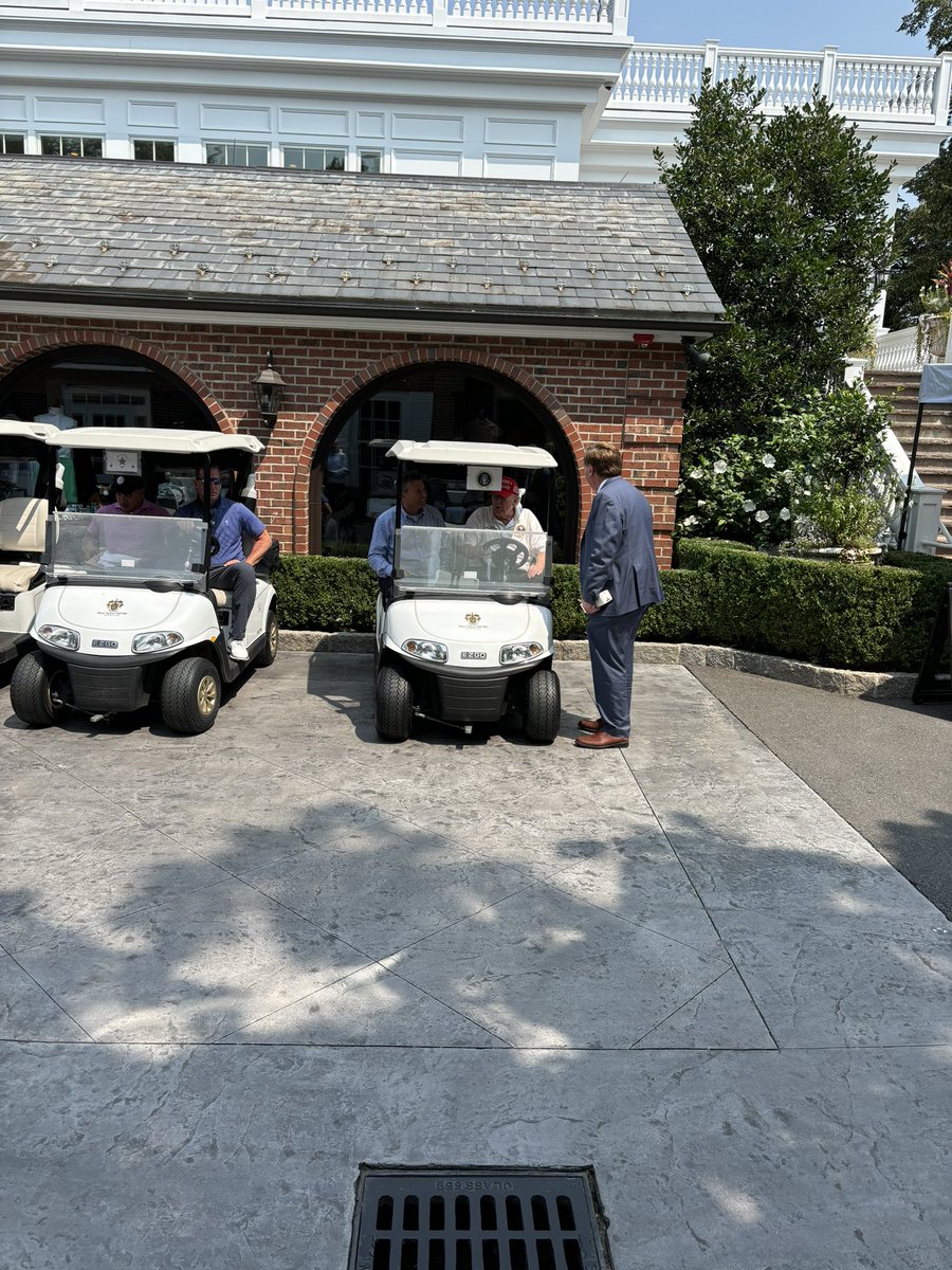 I happened to walk into Bedminster for Trump presser at the same time he appeared to be coming in from his round of golf. He’s chatting here with my pillow CEO Mike Lindell.