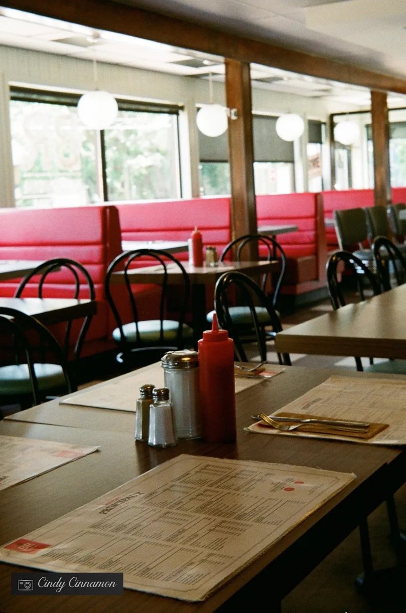 Cindy_Cinnamon's tweet photo. Qu’est-ce que cette photo vous inspire?
Cindy Cinnamon Photographie
https://t.co/g7SV9Jswl2
Rollei B35
Fujifilm 400
#Argentique #Photographie #Diner #BuffetRoyal #Vintage #Retro #SnackBar #FilmNeverDie #Rollei #RolleiB35 #35mm #Photo #FujiFilm #FujiFilm400 #Quebec #Canada https://t.co/Apzdd9QHMu