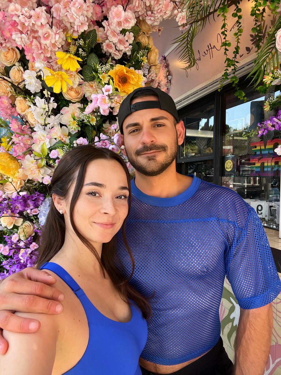 TGIT, fam! Dig this little floral coffee stand at Arden! Catching up with one of my ride or dies. 

Close out the week strong 💪🏼, and sending good vibes your way! 🫶🏼