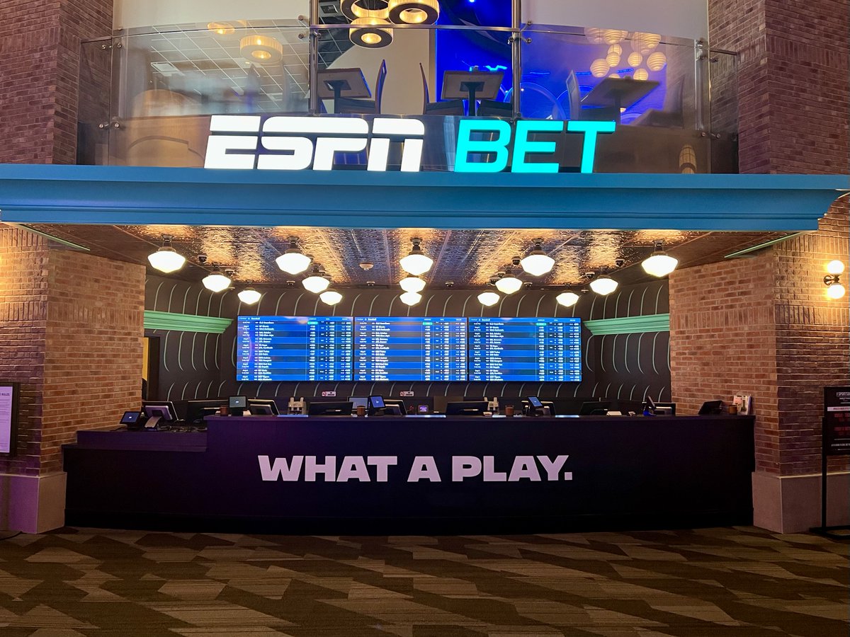 Hollywood_Kan's tweet photo. Introducing @ESPNBET at Hollywood Casino at Kansas Speedway. Watch your favorite teams, place your bets and sip on an ice-cold pint. Stop in for all the action and join us August 29 for our Grand Opening! #WhatAPlay #ESPNBET https://t.co/tGgKDS8eQq