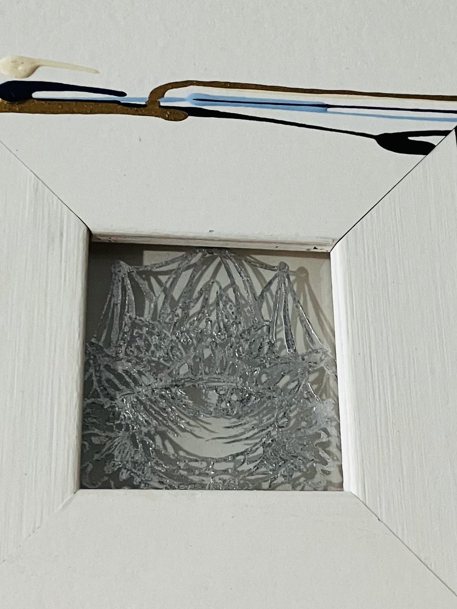 sheepman_woody's tweet image. #art #切り絵 #papercut

『午睡の眼』

邪眼と云うより魅了の眼、それが微睡によって隙を見せる様子を象ったもの

古くは魅了や魅惑といった魔術的な言葉は、今は charm、fascinate のような美容や理容の用語に変わりました

作品サイズ4×4㎝