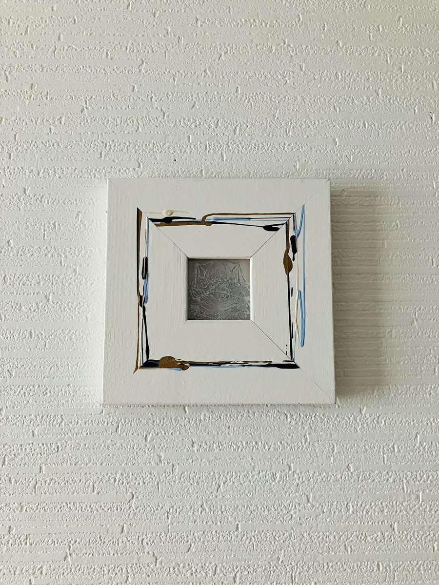 sheepman_woody's tweet image. #art #切り絵 #papercut

『午睡の眼』

邪眼と云うより魅了の眼、それが微睡によって隙を見せる様子を象ったもの

古くは魅了や魅惑といった魔術的な言葉は、今は charm、fascinate のような美容や理容の用語に変わりました

作品サイズ4×4㎝