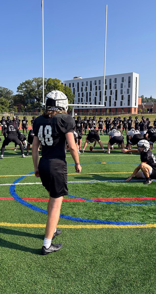 FrostburgFB's tweet photo. 🧱 by 🧱, 🧩 by 🧩. Stack days, first day of shoulder pads. 🔴⚫️🏔️🏈 #Earnit https://t.co/ysosAlYbQW
