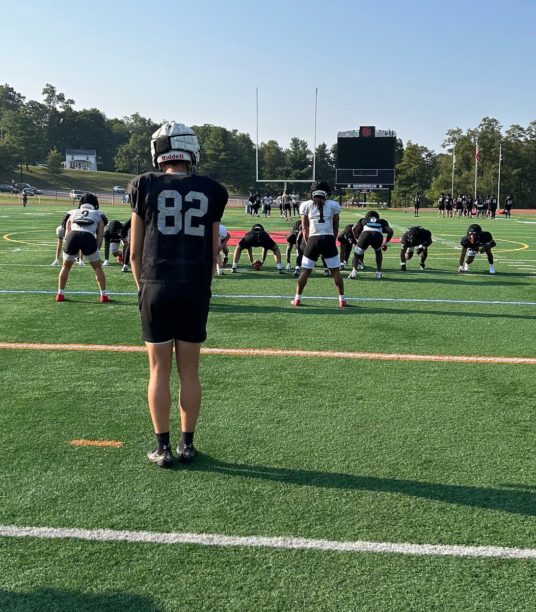 FrostburgFB's tweet photo. 🧱 by 🧱, 🧩 by 🧩. Stack days, first day of shoulder pads. 🔴⚫️🏔️🏈 #Earnit https://t.co/ysosAlYbQW