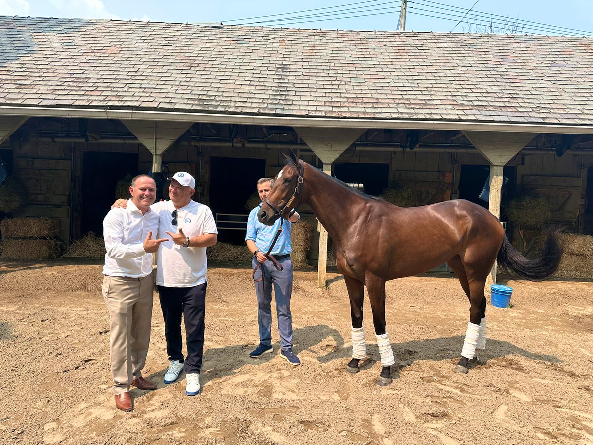 resracingky's tweet photo. John stopped by to say hi to Virgin Colada and Chad Brown!
#virgincolada #HorseRacing #Saratoga https://t.co/nbQSy7T8bH