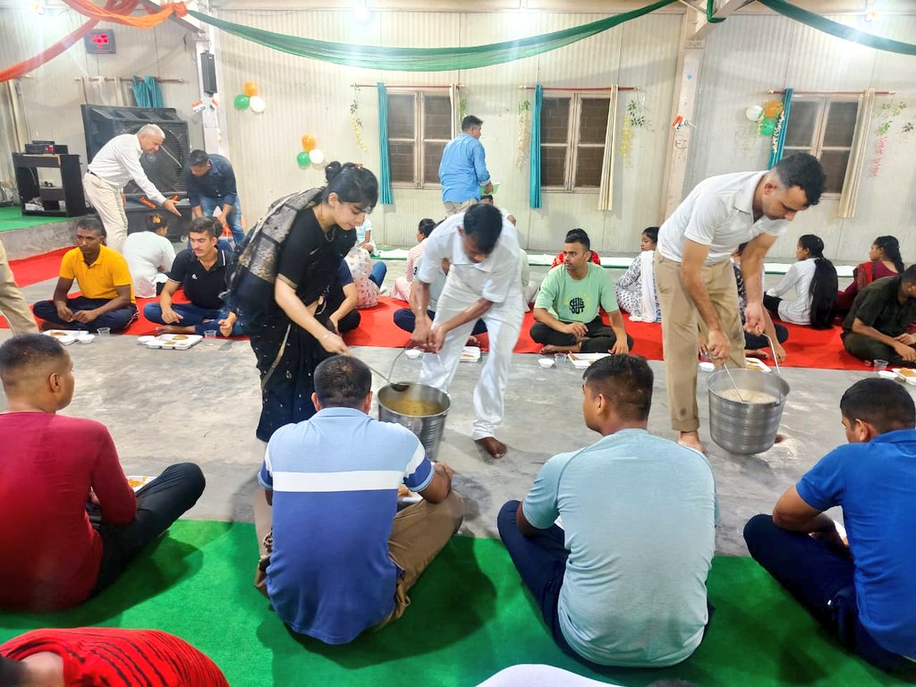 15 अगस्त 2024 को वाहिनी के 19 वें स्थापना दिवस के शुभ अवसर पर वाहिनी मुख्यालय पर बड़ा खाना का आयोजन किया गया, इस अवसर पर वाहिनी वामा सारथी अध्यक्षा श्रीमती मीनू बिष्ट ममगाई (I.R.S.), उपसेनायक महोदय श्रीमती स्नेहलता व अन्य अधिकारी/कर्मचारी गण मौजूद रहे।