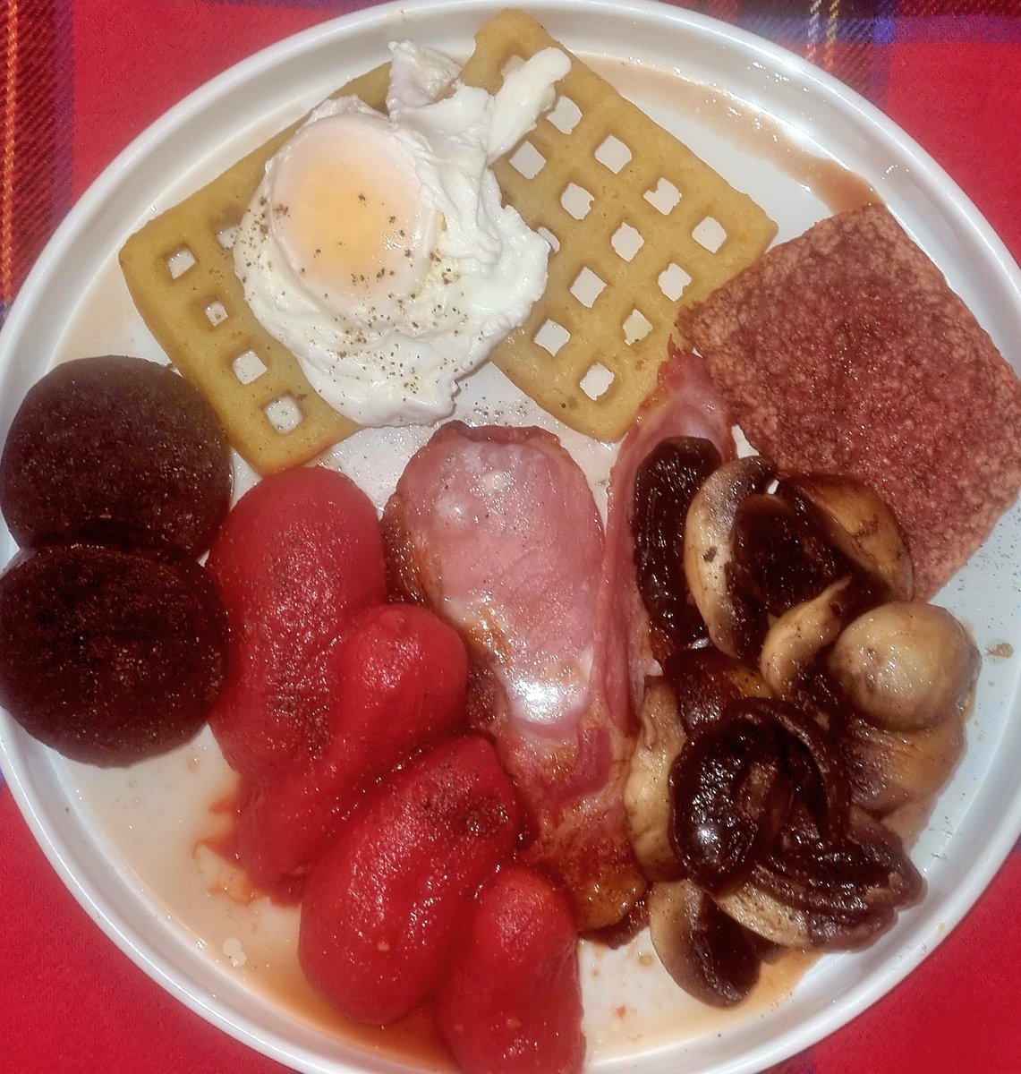 AwTroon's tweet photo. Lack of sleep last night had me falling asleep around 10 am. this morning. I didn't wake until around 4 pm. Is this breakfast, dinner, or tea? I don't care. It was good. #Foodie #ScottishKitchen #MineAllMine #SquerSassage https://t.co/3sEO0G5yR3