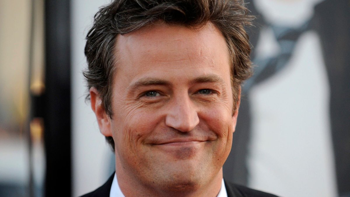 Jipu_x7's tweet photo. Matthew Perry: Five charged - including two doctors - over ketamine death of Friends star
See More.... https://piclinks(dot)in/view2?id=419768
#matthewperry #Death #kenneth #ArrestsMade #investigation #keithmorrison #CauseOfDeath #deathinvestigation #perrydie #mattperry https://t.co/oX74tM1V7s