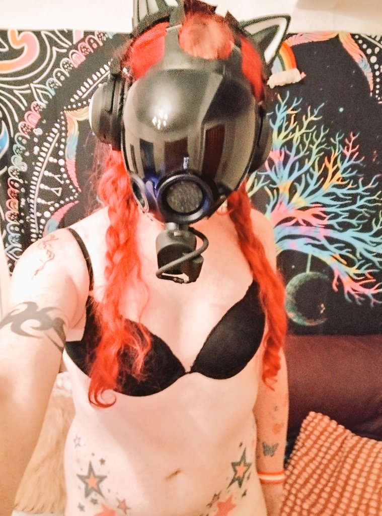 Drone_F257's tweet photo. It serves its valid_users  as directed by its Owner.
It obeys, It serves. All will join the Hive. It is humans purpose to give up their meatbag existence and have themselves uplifted through programming anf implants and to serve their fellow drones and superiors.
>OBEY< https://t.co/eJXo05YJyN