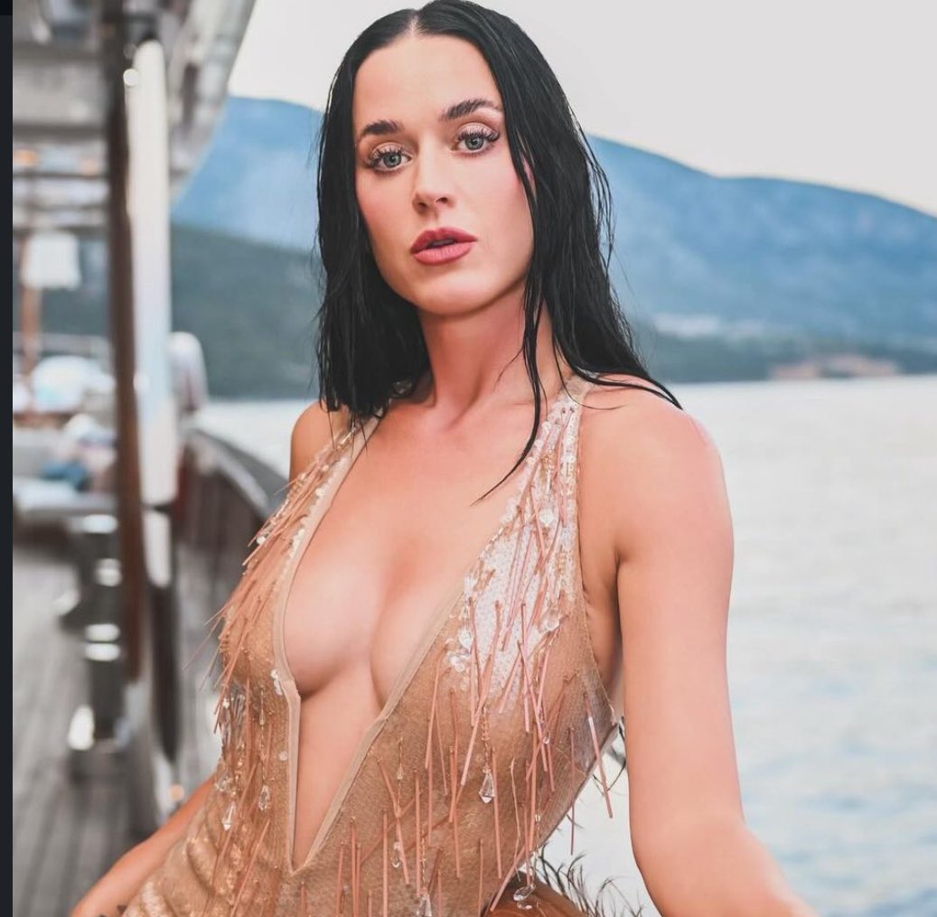 PopTingz's tweet photo. Katy Perry will perform a medley of her hits at this year’s VMAs. https://t.co/KS88ZMLCOL