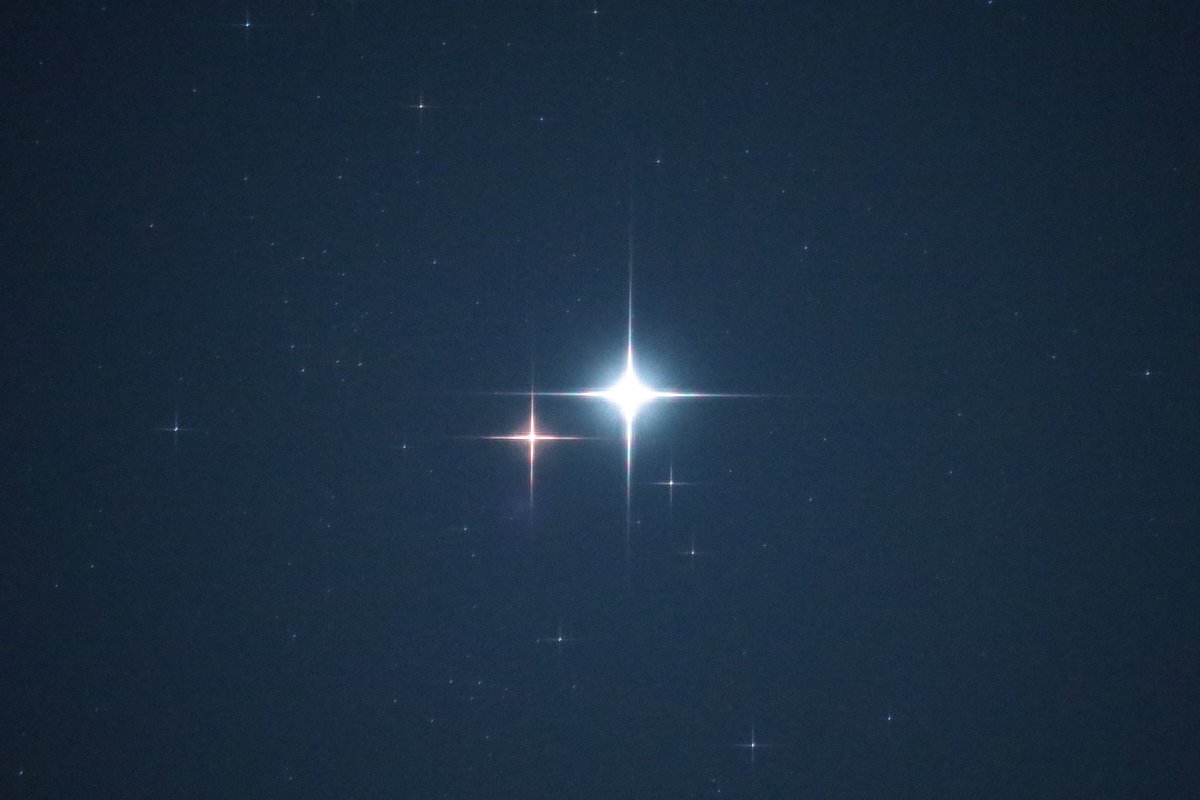 tyasue's tweet photo. 木星と火星のランデヴー
2024.8.16 
木星は中央右側に明るい星
火星は中央左側の赤い星
木星のすぐそばの右上と左下の星は木星の月です。
1枚目は撮影時に光害防止フィルターSTARRY NIGHT フィルターとPROSOFTON Clear フィルターをかけました。
2枚目は更にTwinkle-Star フィルターをかけました。 https://t.co/vqoz4wxPYm