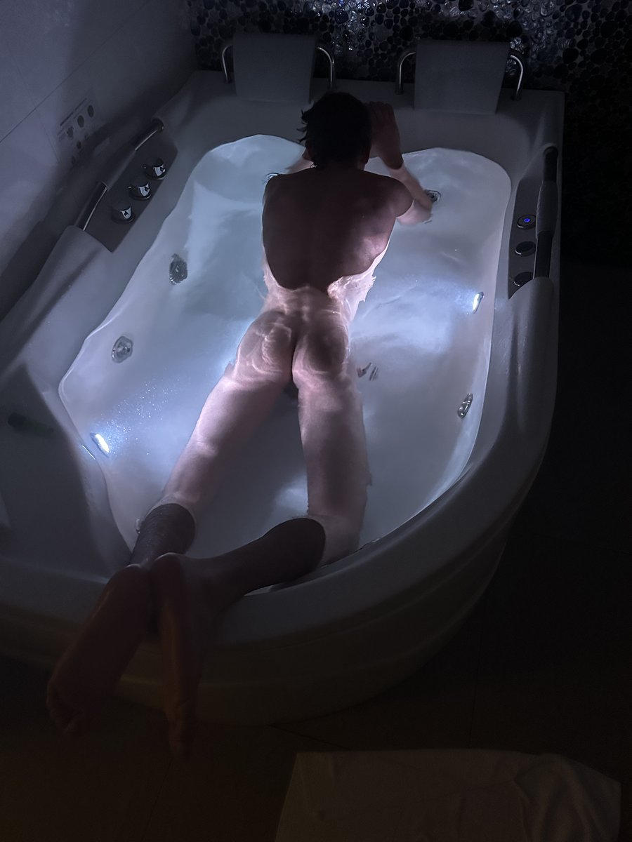 Kaparo_10's tweet photo. Wash my back for me? Or would you like to clean my front https://t.co/tYfX8y62jY