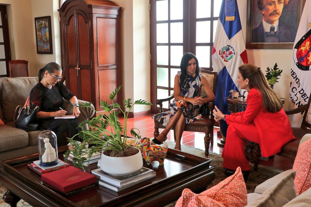 MichMuschett's tweet photo. En encuentro con @CarolinaMejiaG, Alcaldesa del Distrito Nacional de 🇩🇴 reafirmamos nuestro compromiso a seguir apoyando desde @pnudrd sus prioridades para el próximo cuatrienio, aprovechando la innovación para una ciudad centrada en las personas. https://t.co/I4GIZjGiBl